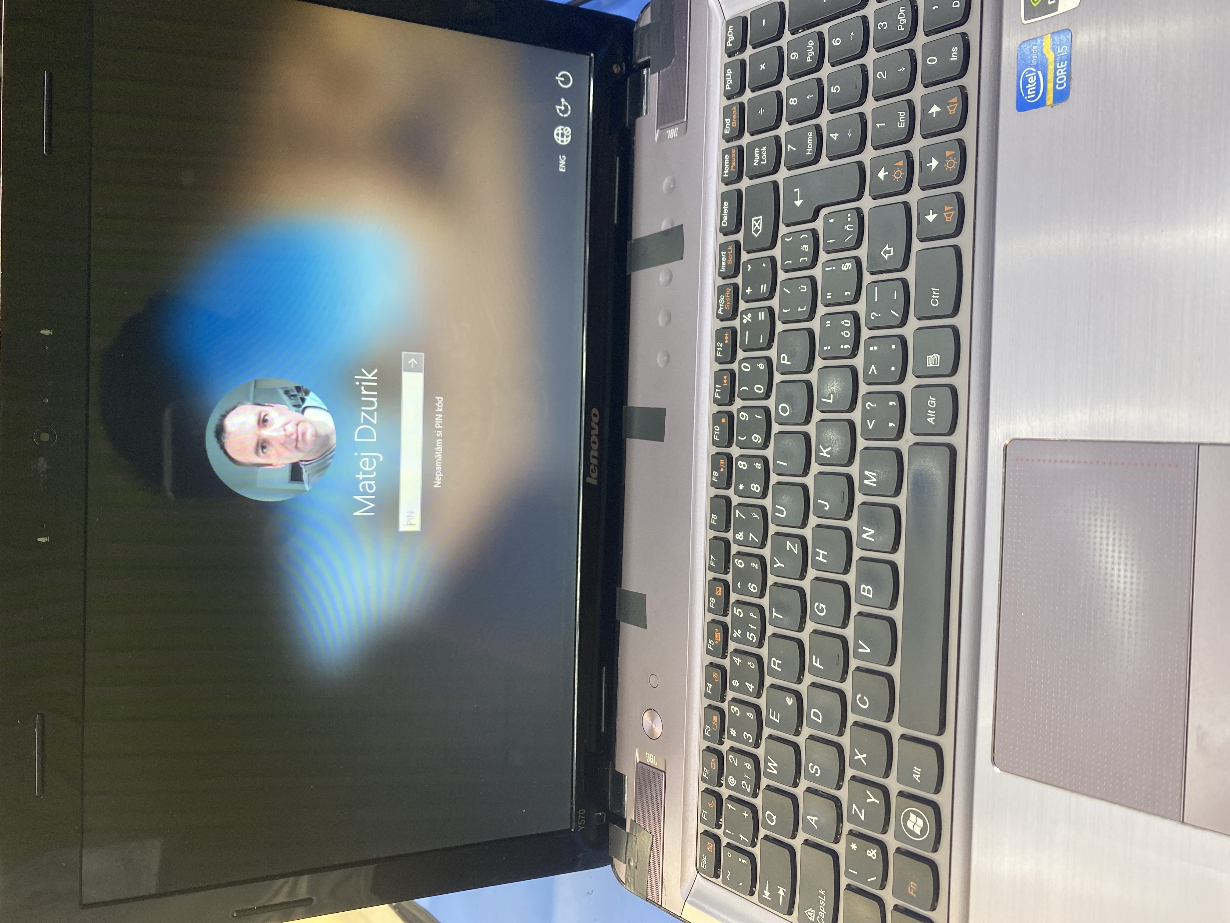 Kontrola obrazu na novom LCD paneli počas záverečného testu.