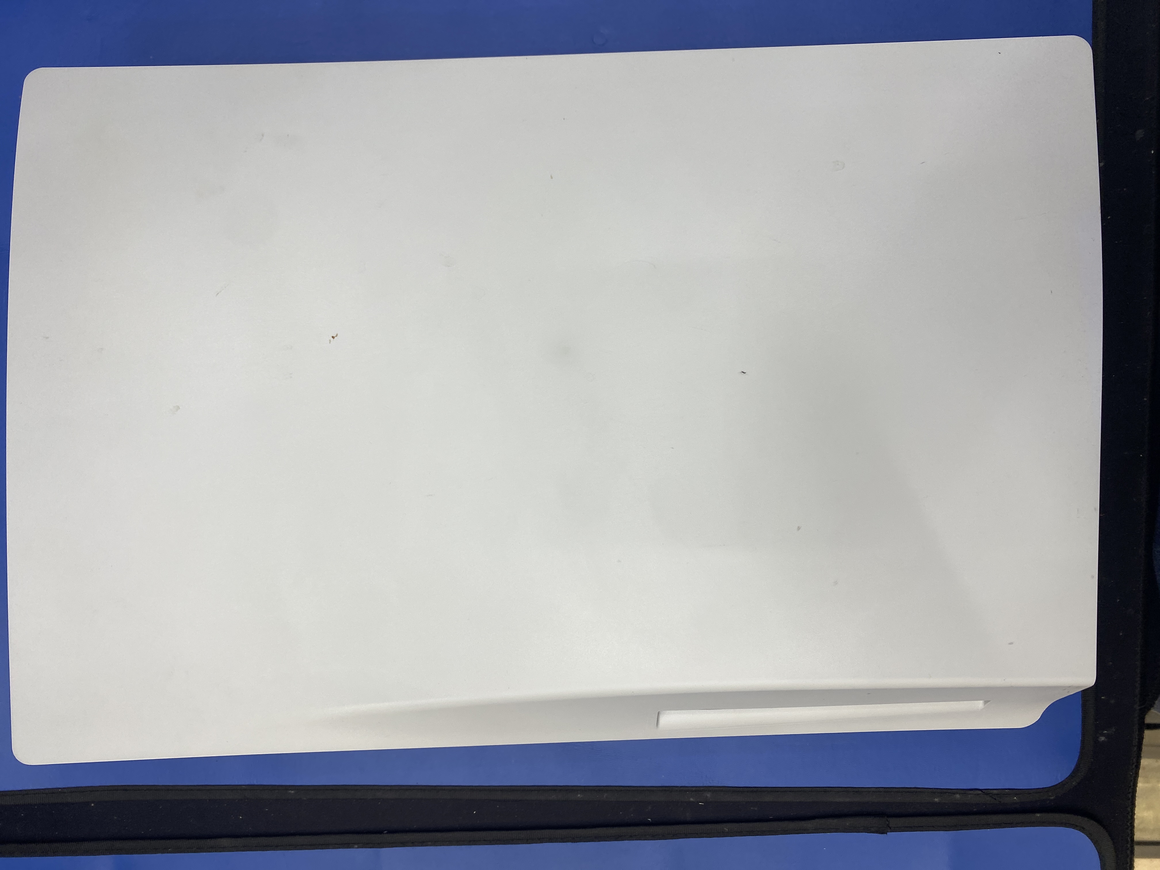 SP026410426 – PS5 po rozobratí pred čistením chladiacej sústavy.