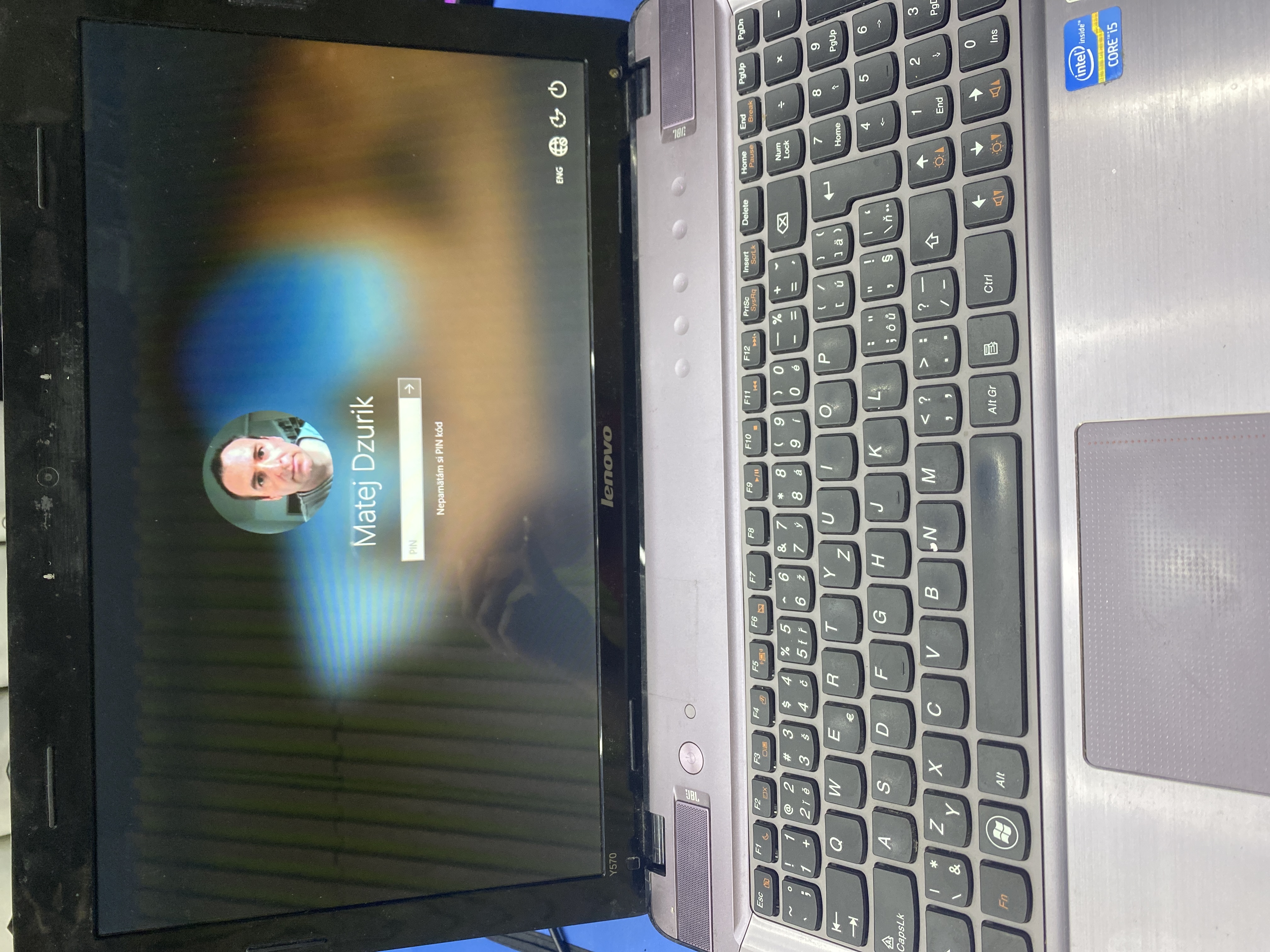 Funkčný obraz po osadení nového LCD panela a spätnej montáži notebooku.