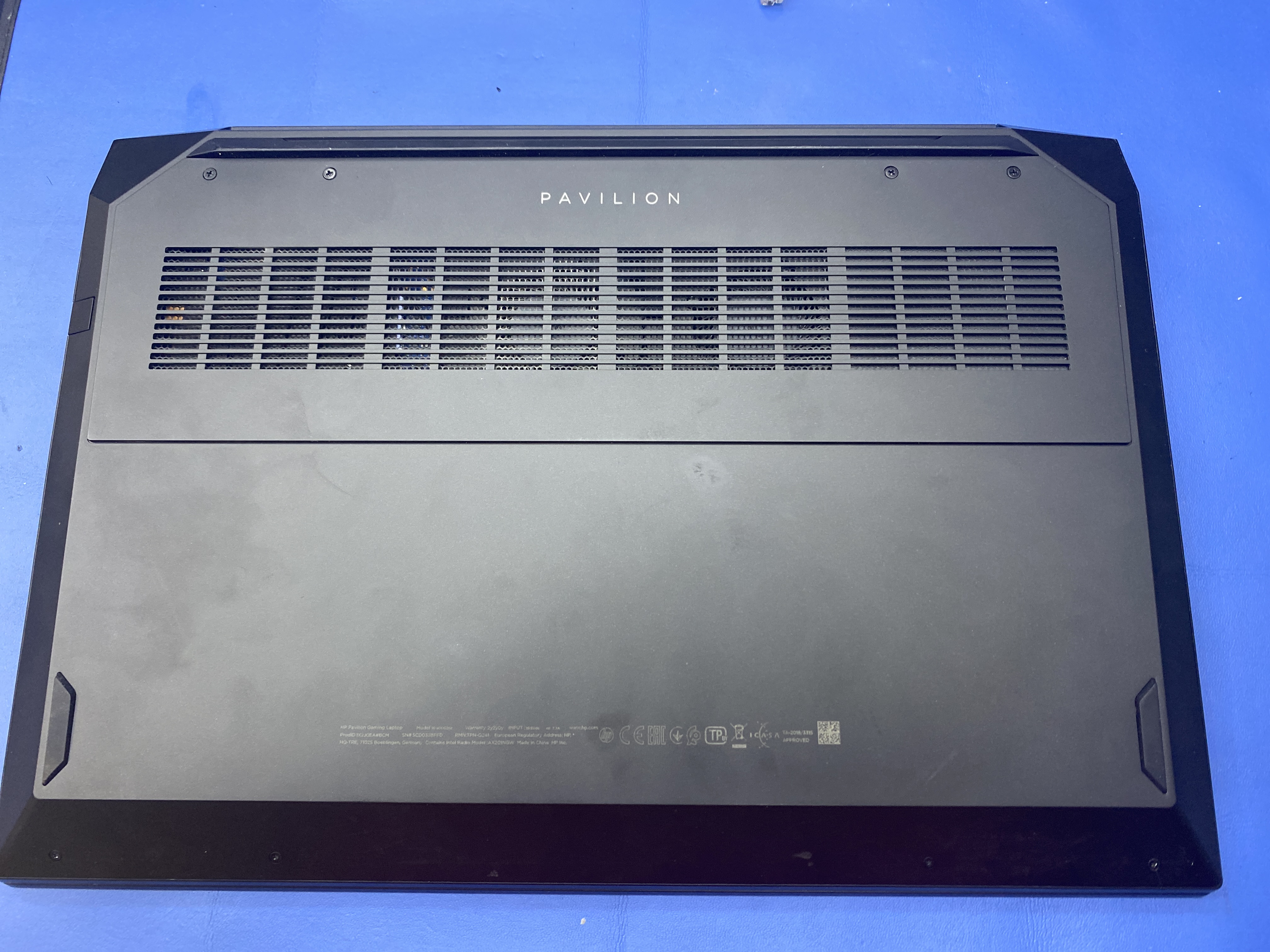 Spodný kryt notebooku HP Pavilion pred rozobratím chladenia.