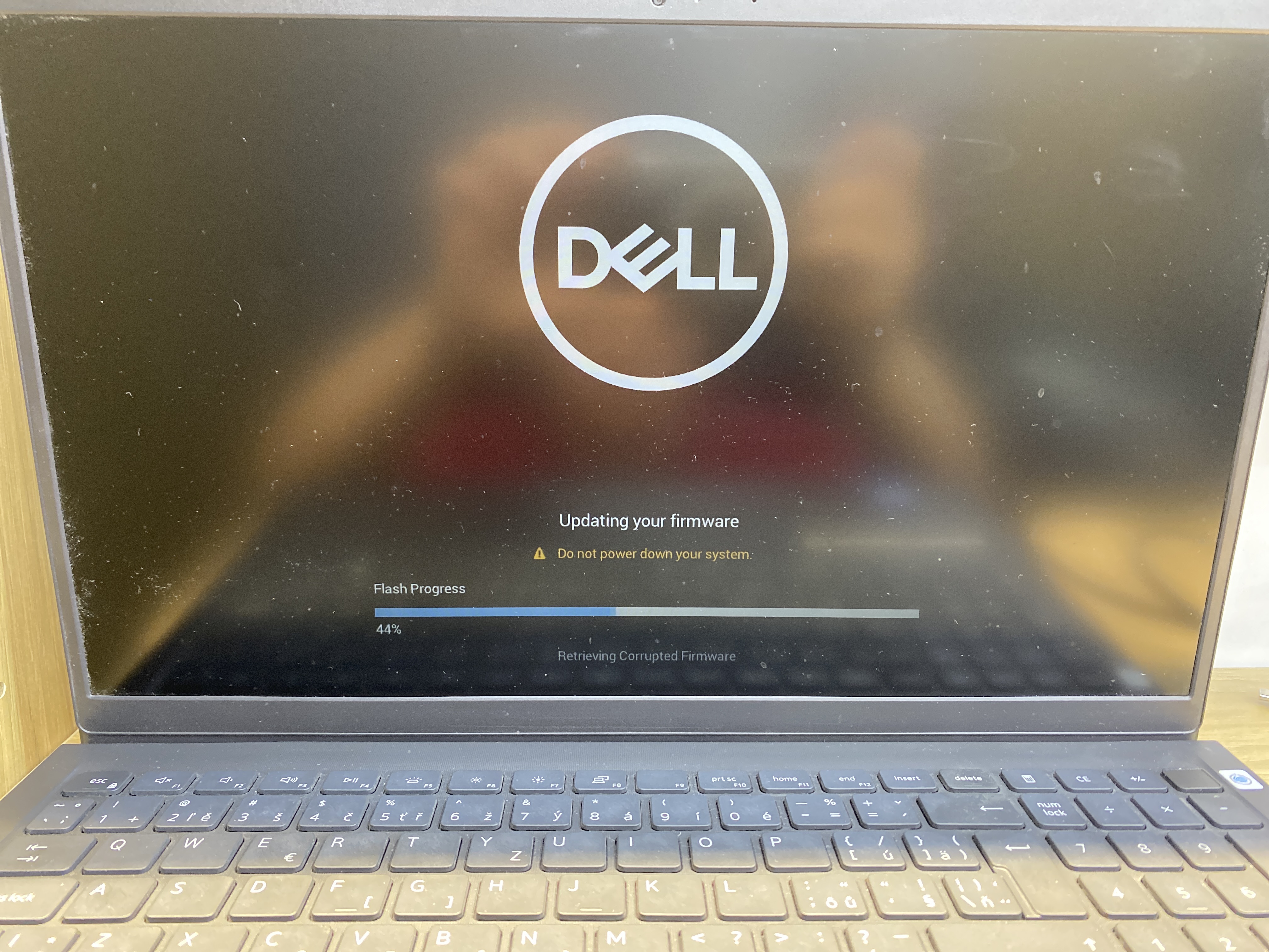 SP026170426 – Dell Vostro v slučke obnovy poškodeného firmvéru.