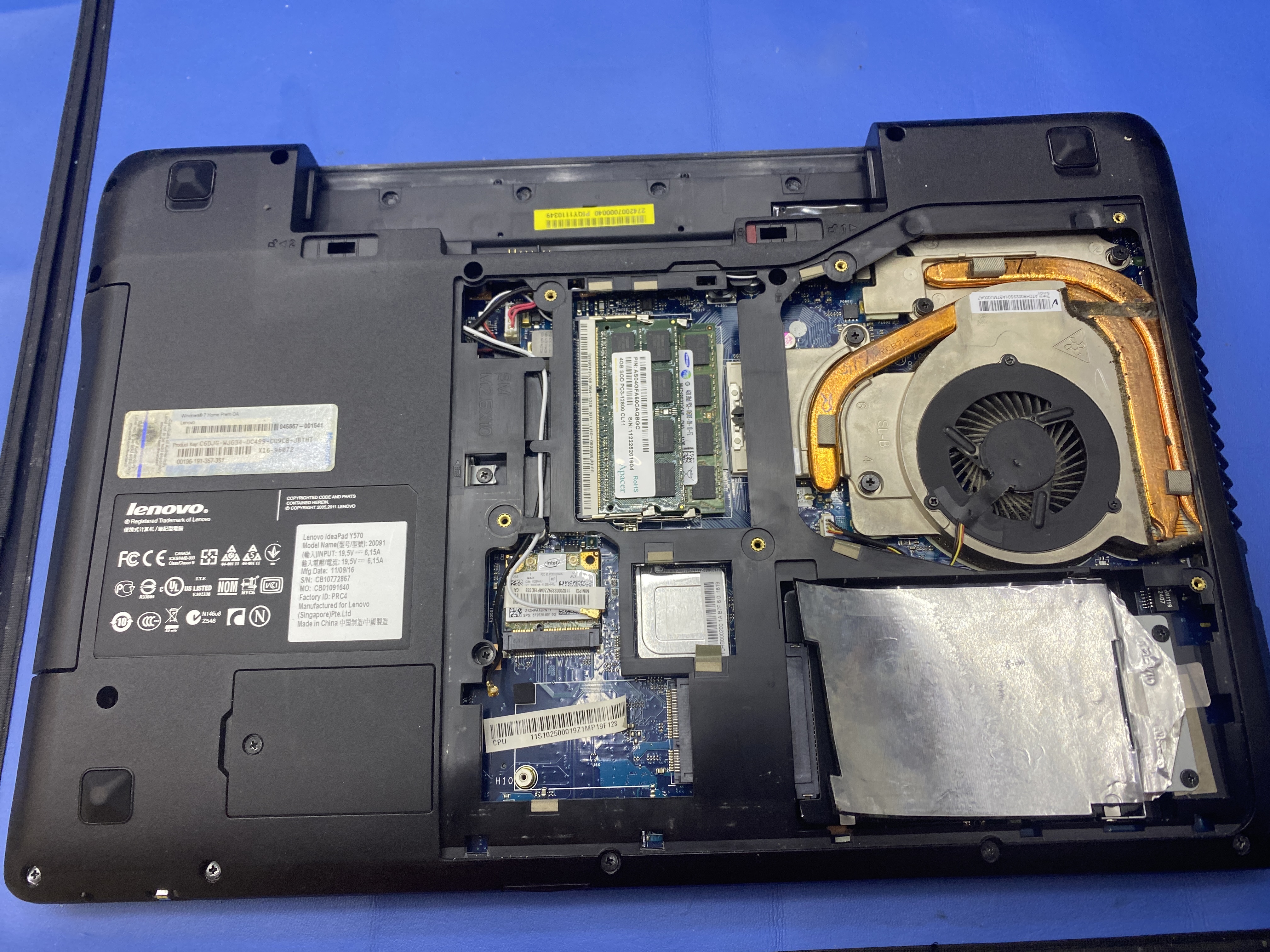Otvorený notebook počas prístupu k LCD panelu a obrazovému vedeniu.