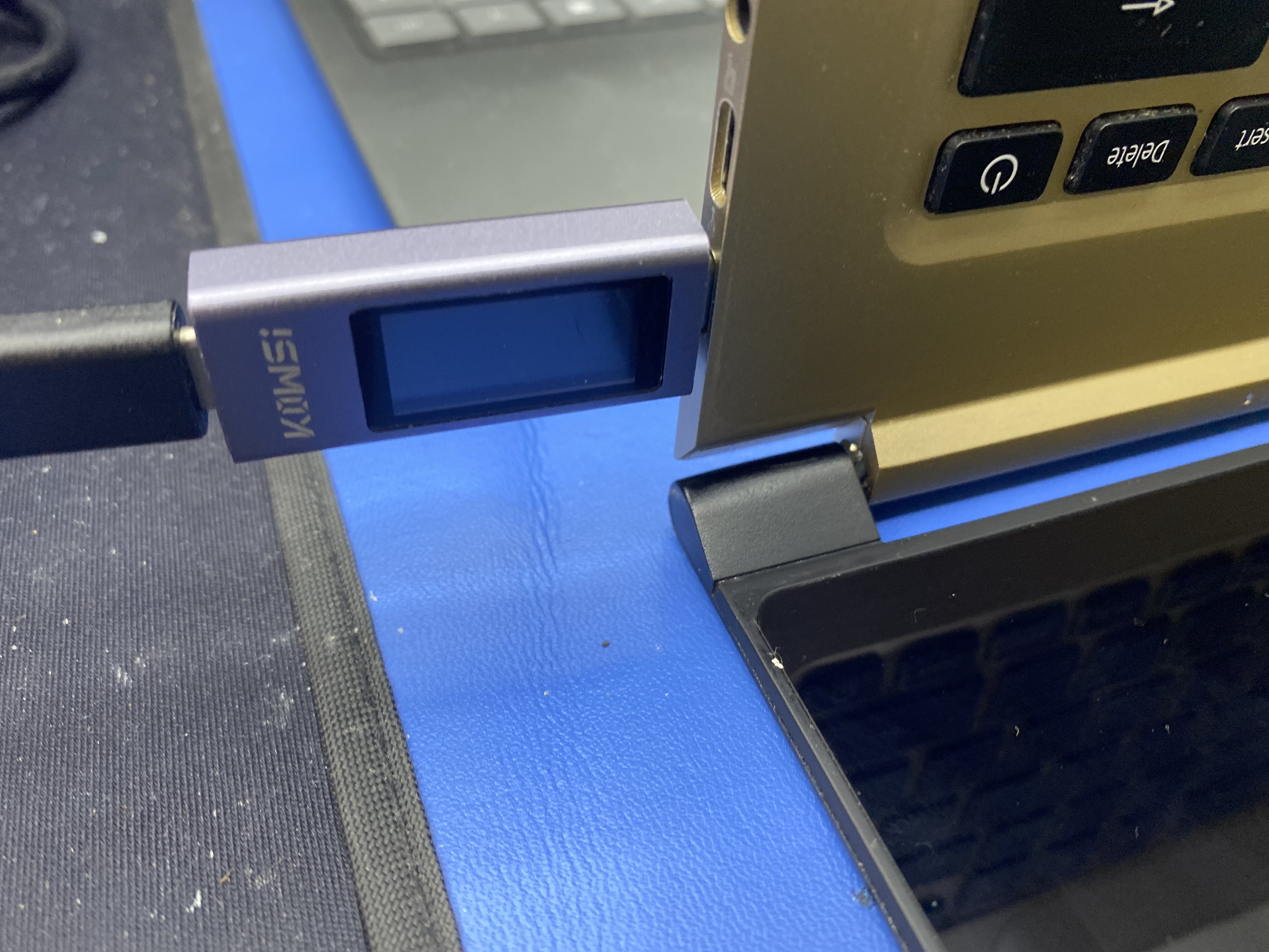 SP026370426 – Meranie odberu a napájania notebooku cez USB-C.