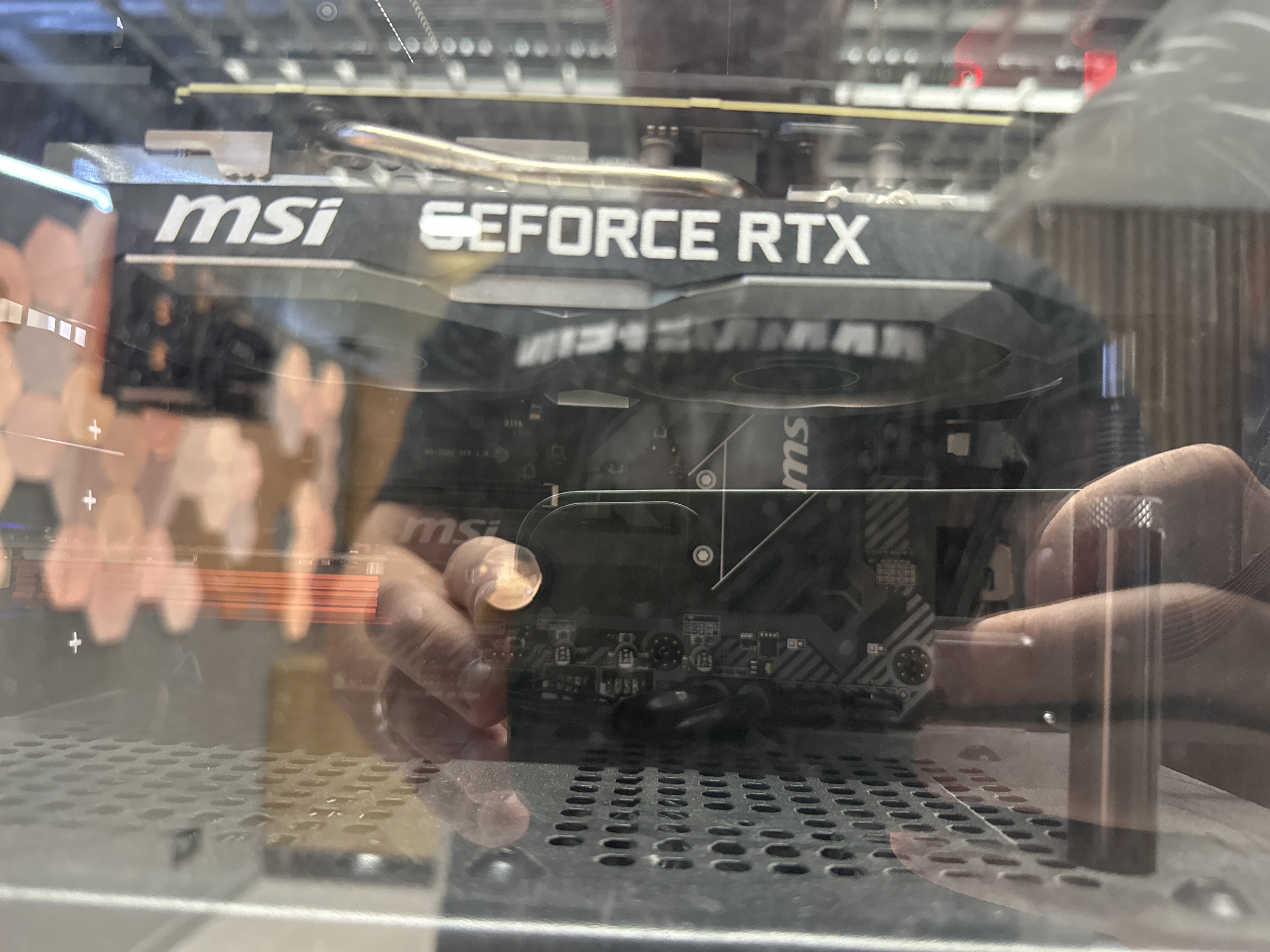 Detail osadenej grafickej karty počas porovnávacieho testu GPU.